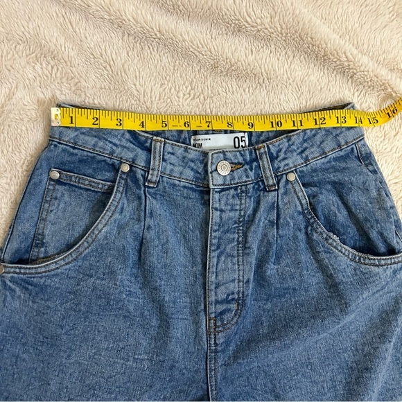 Refuge | Medium Wash Mom Jean | Pleated & High rise| Size 5 (27) - Picture 5 of 7